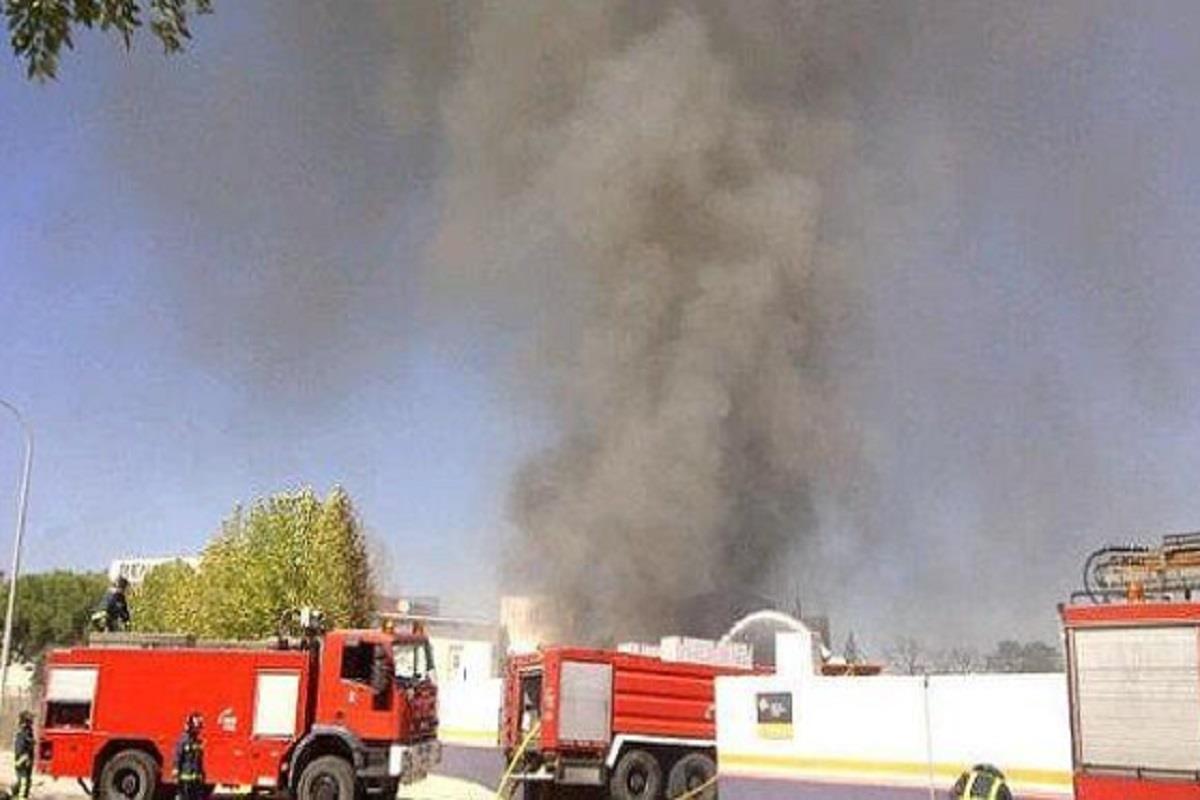 Los bomberos aseguraron las construcciones industriales aledañas para evitar su extensión y el control del fuego 