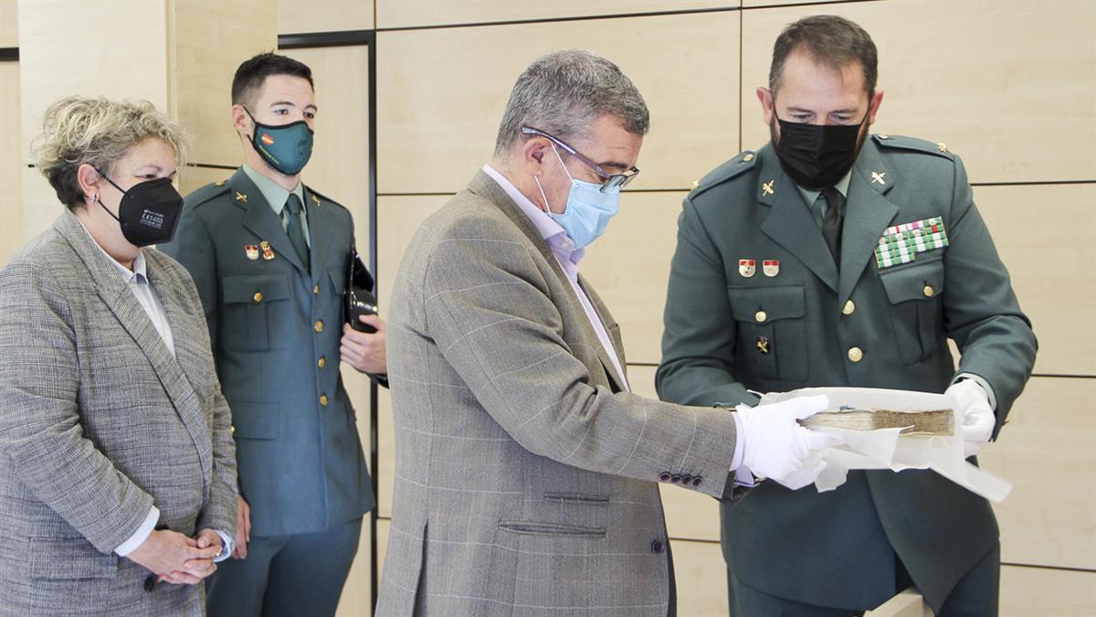 La Guardia Civil recupera un libro manuscrito del Archivo de Arganda del Rey sustraído hace más de medio siglo
