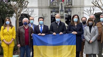 El alcalde ha sostenido una gran bandera de Ucrania durante el acto