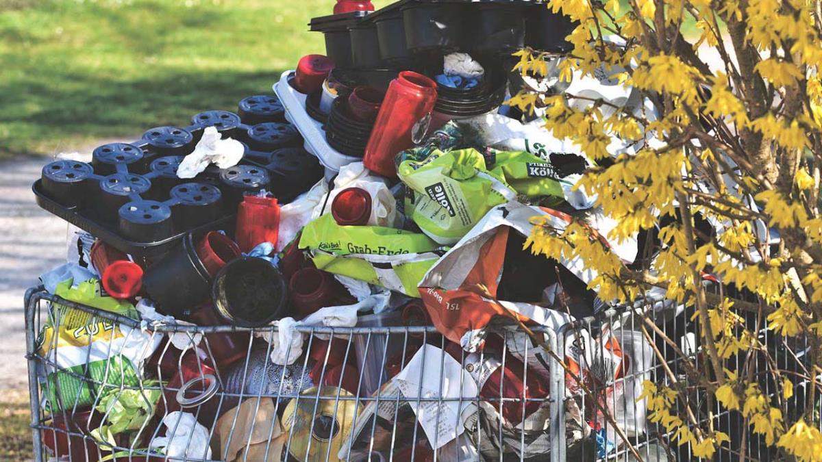La organización Henaresxelclima denuncia las cantidades ingentes de residuos que hay en el parque de los Cerros