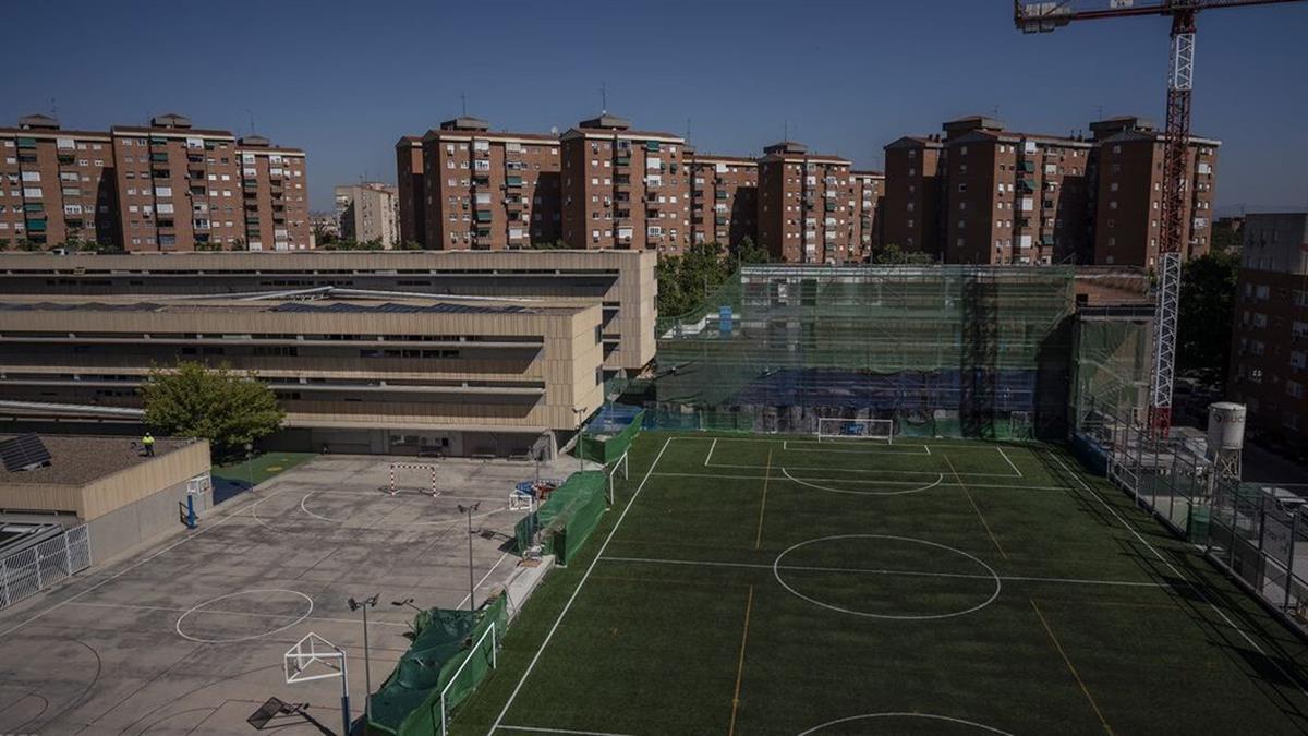 San Blas-Canillejas denuncia la situación en esta parcela para un colegio y el consentimiento de una "flagrante irregularidad" por parte del Ayuntamiento