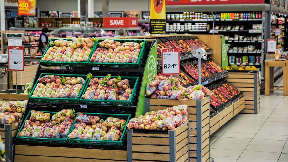 La mujer pisó un gancho metálico que estaba en el suelo