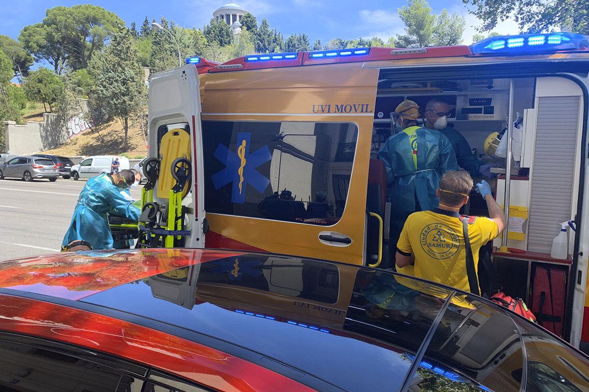 El hombre ha caído de una cubierta a 10 metros de altura