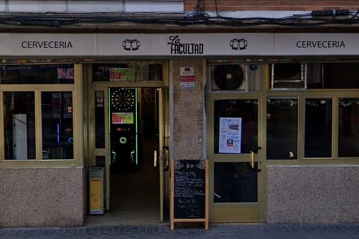 El vecino se quejaba del ruido de la terraza del bar