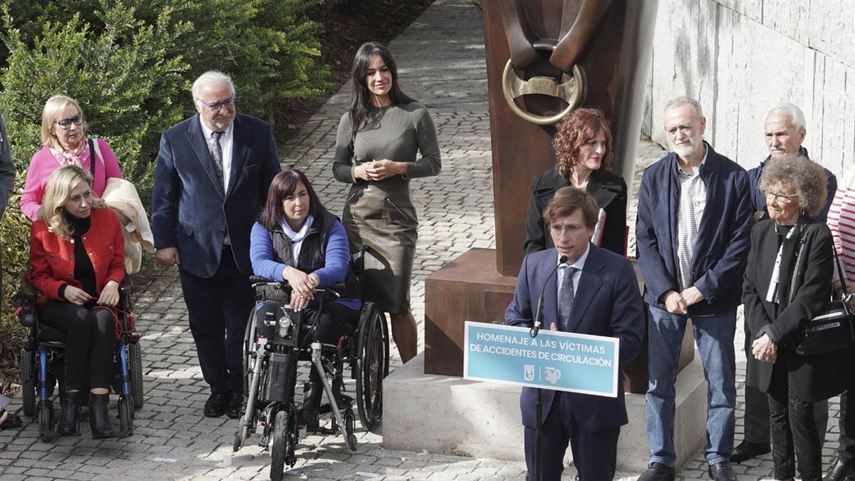 La escultura de la artista Rosa Serra luce ya en el parque de Madrid Río