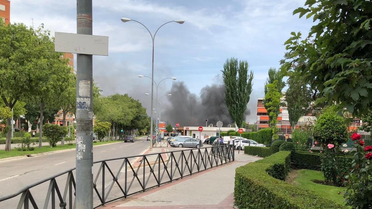 Las primeras noticias que llegan son que se ha quemado un coche y se han producido pequeñas explosiones 