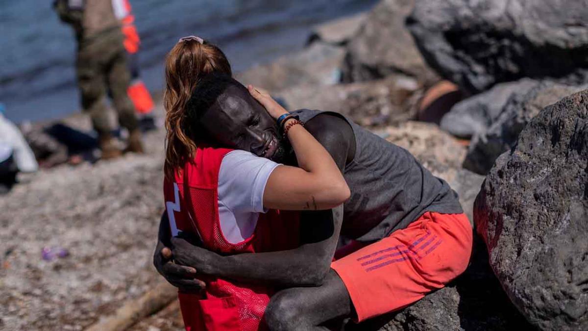La voluntaria de Cruz Roja, Luna Reyes, abraza a un migrante en la frontera de Ceuta y la imagen se hace viral 