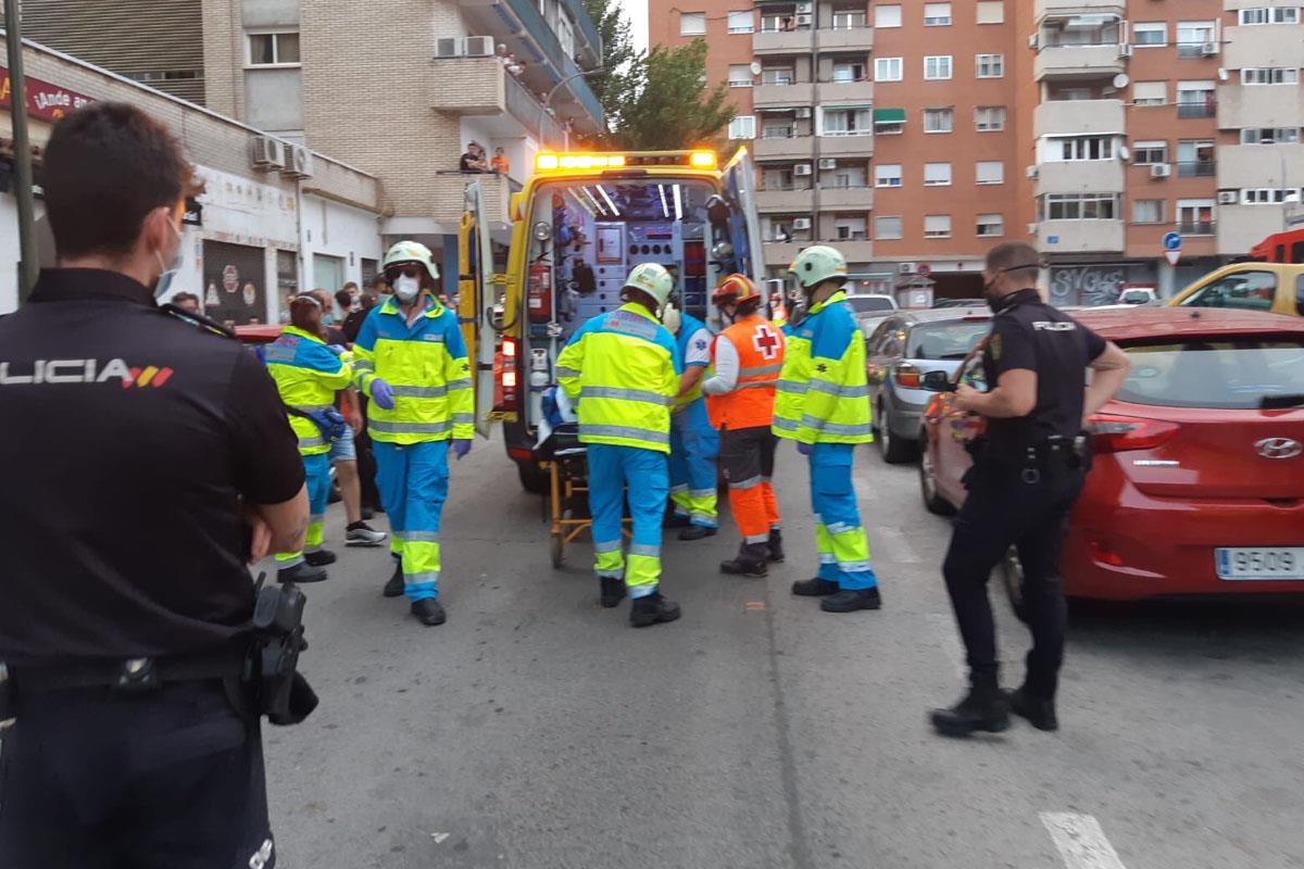 La madre fue trasladada grave al hospital. La chimenea se encontraba sobre su terraza, situada en el décimo piso.