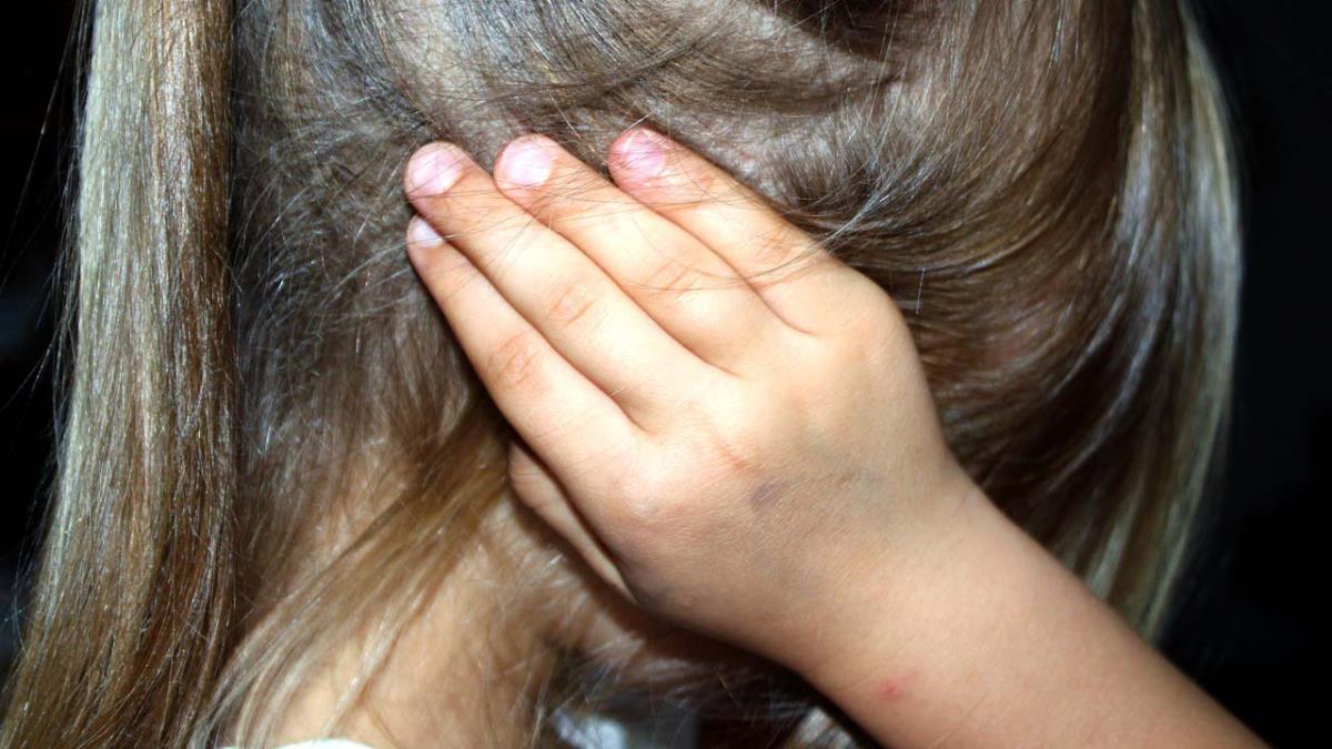 La hermana de la menor también recibió golpes al intentar defenderla