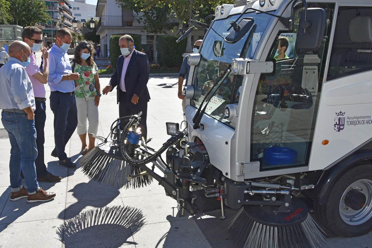 El equipo municipal de limpieza incorpora esta barredora de 'cero emisiones' con la que conseguirán evitar al año 26 toneladas de CO2