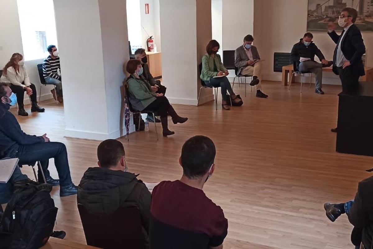 El abogado del Estado Javier Arauz, invitado por la Plataforma de Interinos y Temporales de Alcalá, aportó una posible solución para su estabilización laboral