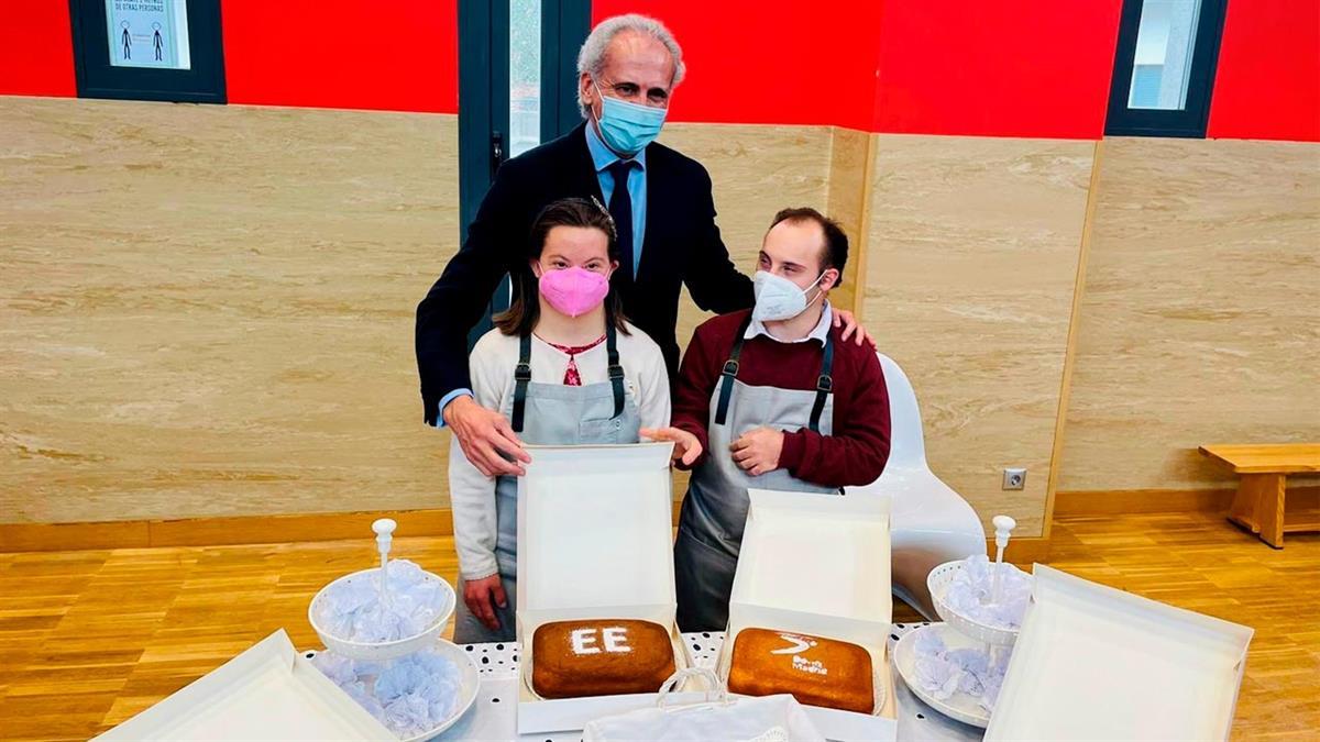 El consejero de Sanidad ha participado en la Jornada de Puertas Abiertas del Centro 3 Olivos con motivo del Día Mundial del Síndrome de Down