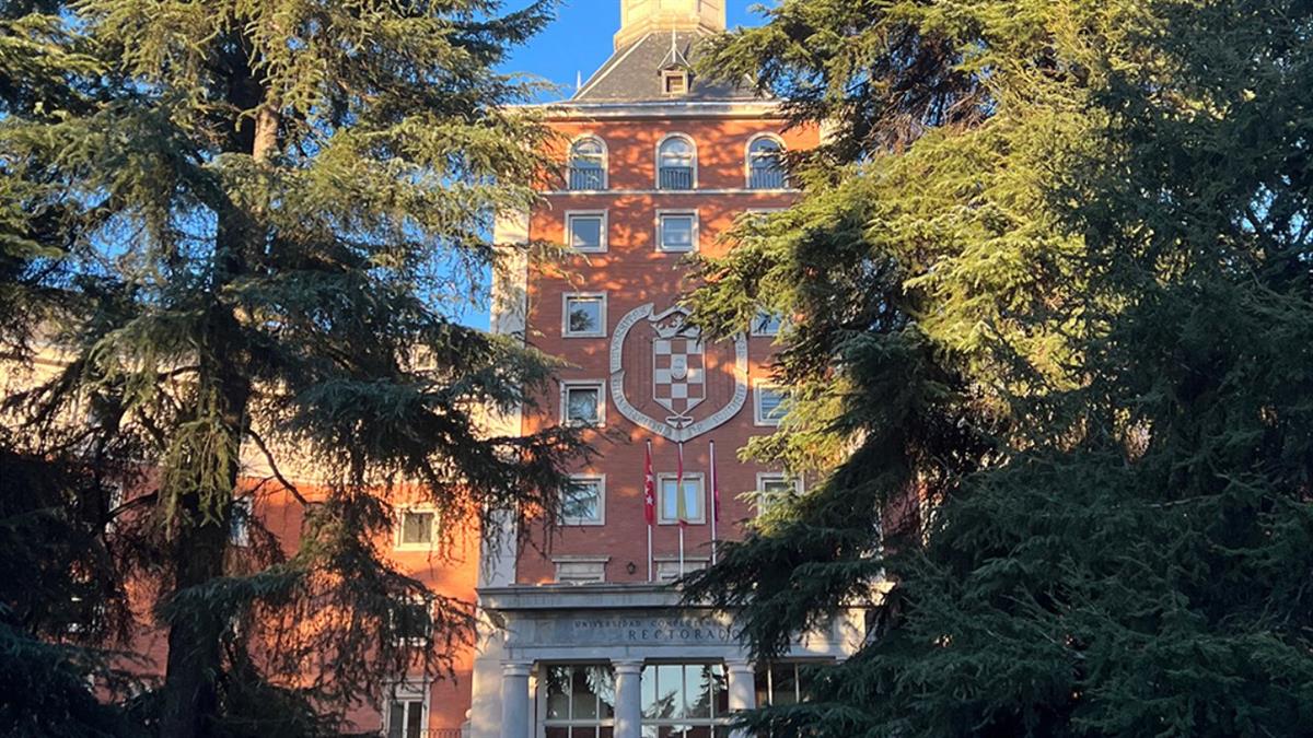 El rector informa a los trabajadores que sus nóminas no corren riesgo, pero hay que "mantener las políticas de contención" del gasto