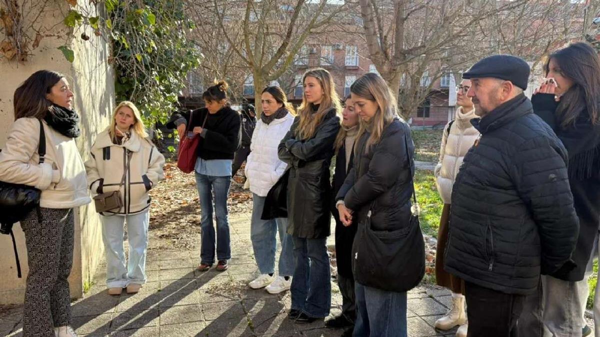Una treintena de alumnos analizan el emblemático edificio de 1910 para presentar un proyecto de rehabilitación integral
