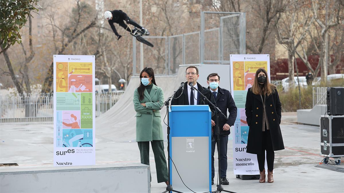 La instalación deportiva, Zone San Blas, está ubicada en la calle Arcos de Jalón