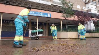 El Ayuntamiento pone en marcha el primer contrato de limpieza de los espacios interbloques
