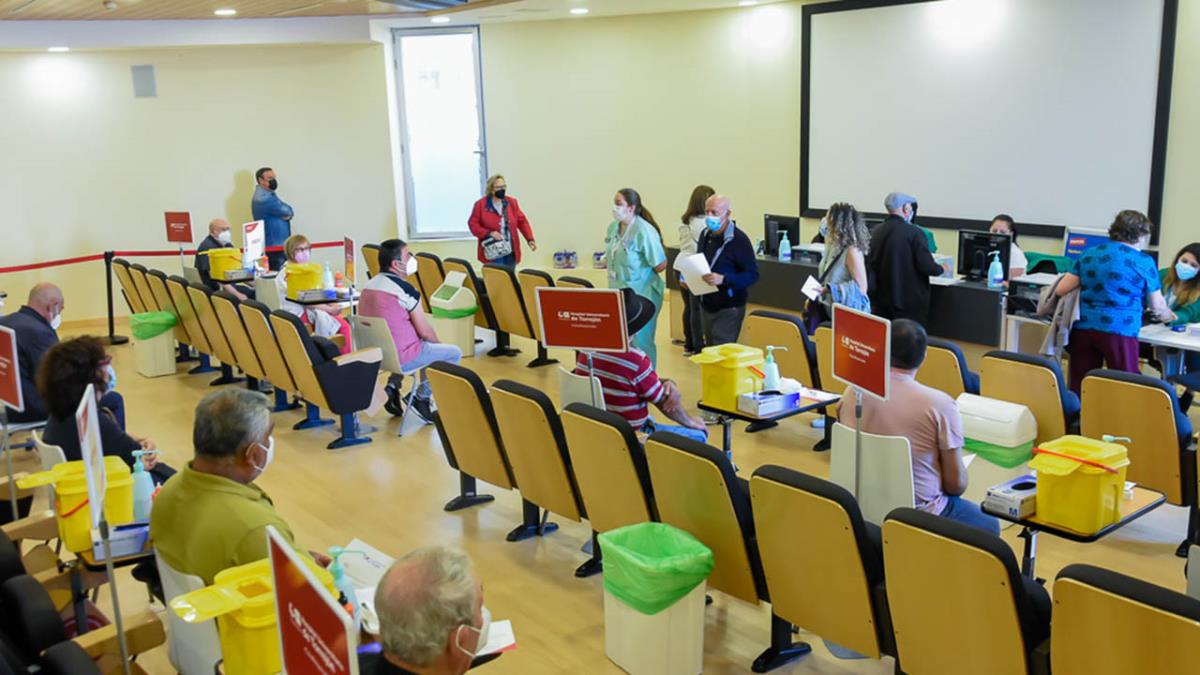 A este grupo de población se le administrará la vacuna en el Hospital Universitario de Torrejón de Ardoz, cuyo Salón de Actos se ha reconvertido para garantizar la seguridad de todos los pacientes
