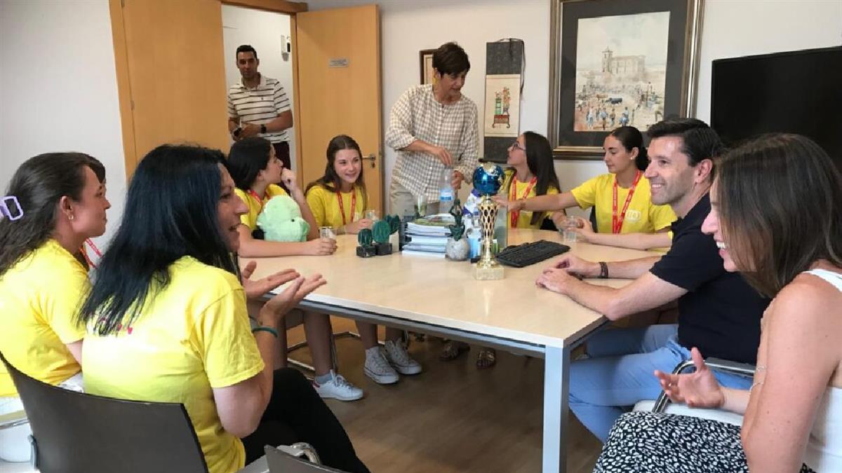 El alcalde ha recibido en el Ayuntamiento a las ganadoras de la Escuela de Danza Alba Martínez