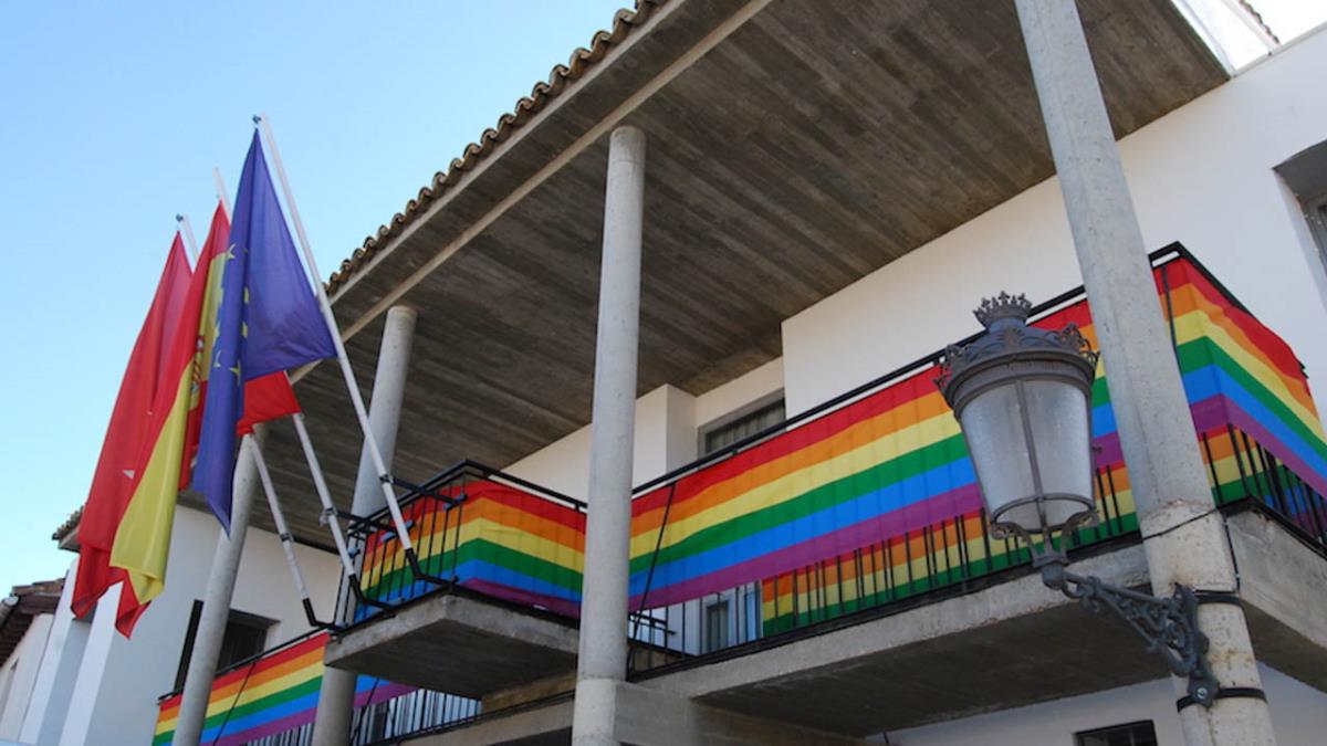 El Ayuntamiento de Valdemoro ha organizado una lectura de un manifiesto contra la discriminación del colectivo