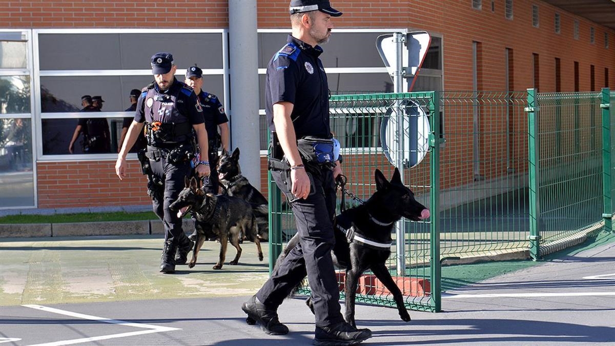 Los agentes y sus compañeros caninos se especializarán en la detección de drogas, el control de masas y el apoyo a dispositivos especiales de seguridad