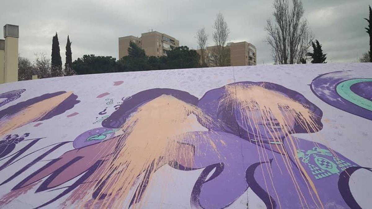 El mural de la plaza de Azaña ha amanecido lleno de pintura