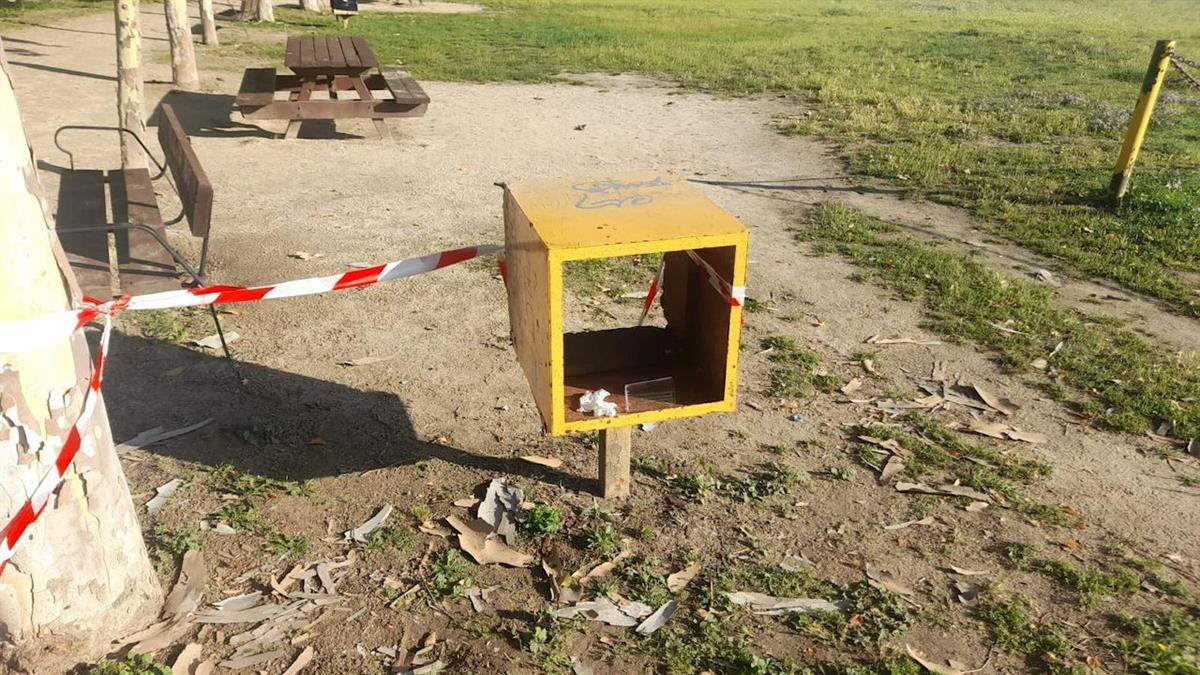 Hace unos días se encontraron papeleras rotas, máquinas sustraídas y restos de basura