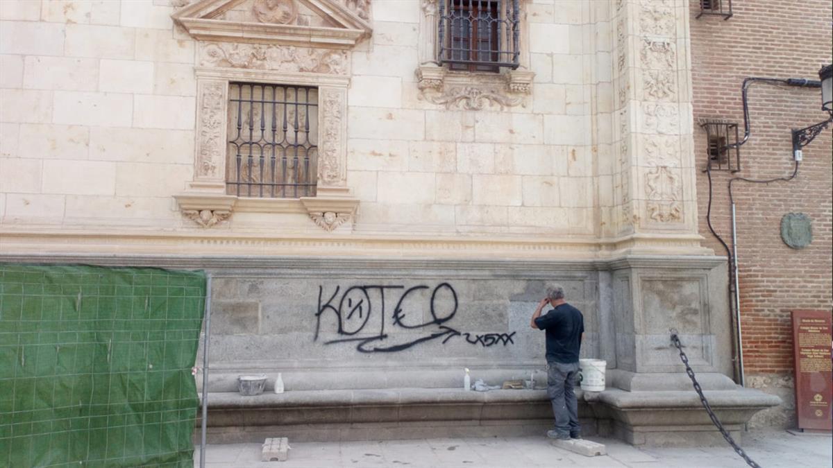 Una parte de la pared del edificio, perteneciente a la Universidad de Alcalá, aparece con pintadas