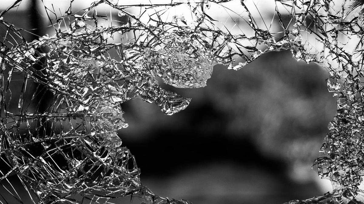 Varios vehículos amanecieron dañados frente al parque América