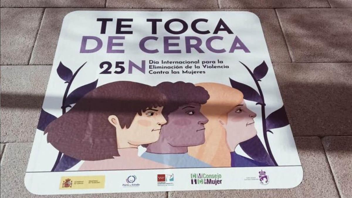 Un total de 20 vinilos se colocaron en el suelo en las inmediaciones del Centro Cultural Antonio López