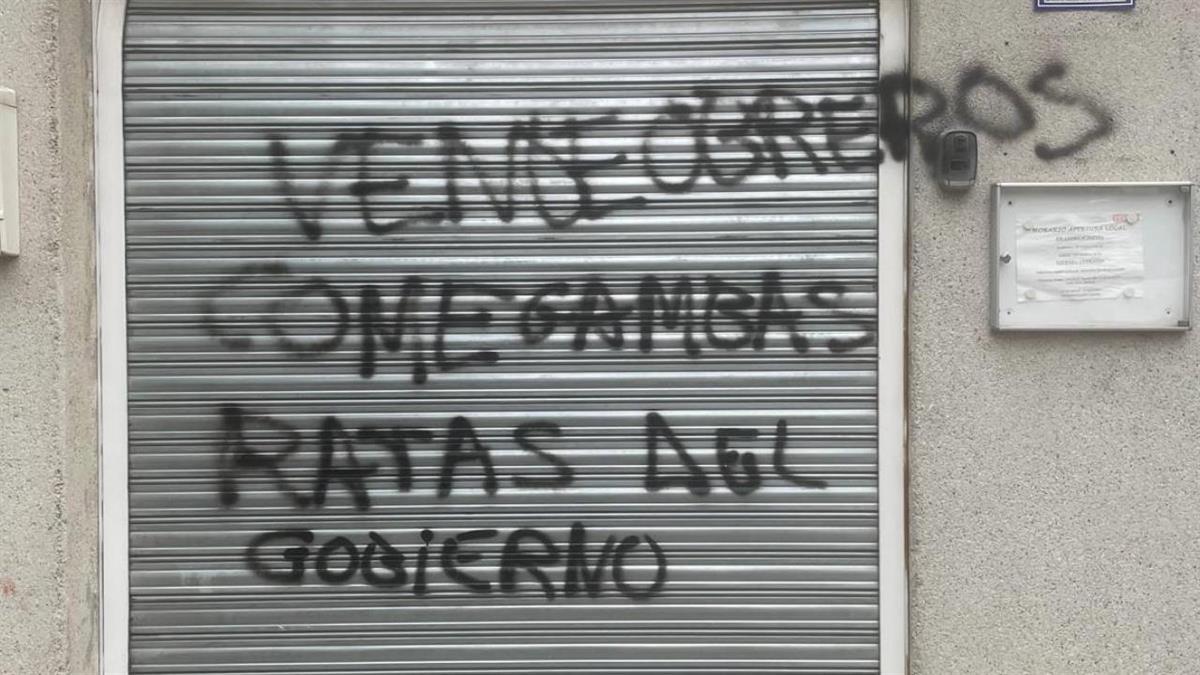 La puerta del local sindical ha aparecido llena de pintadas