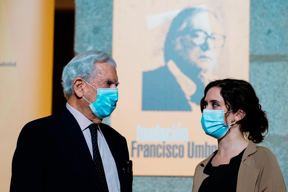 Ayuso quiere contar con el escritor para que apoye un proyecto que busca hacer de Madrid la capital del español en el mundo