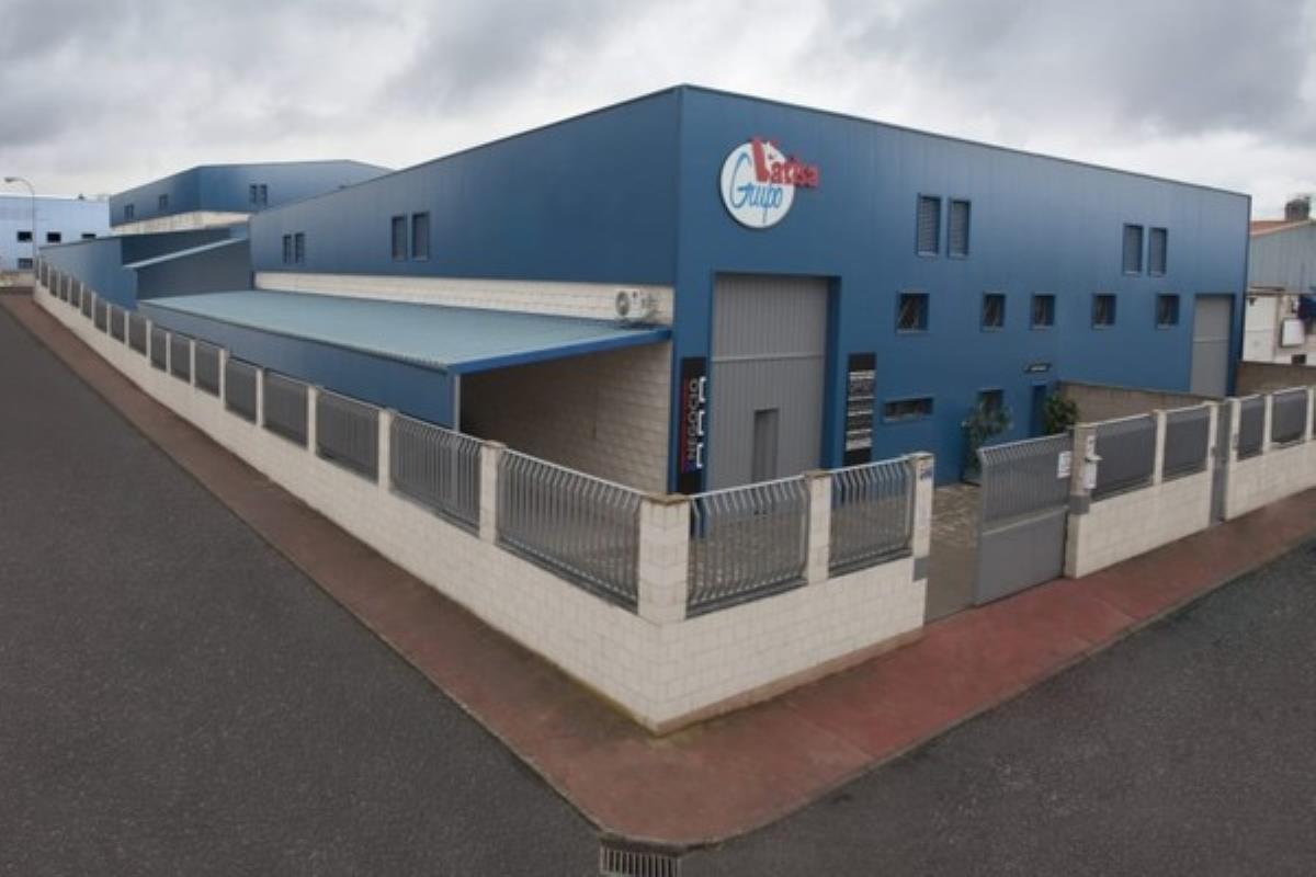 La empresa está gestionando la donación de más viseras para comerciantes locales