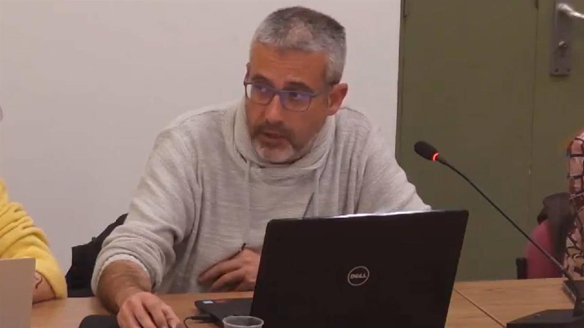 Entre los ruegos están la sustitución de las banderas oficiales en mal estado o la publicación de las actas de los plenos y de las juntas de gobierno