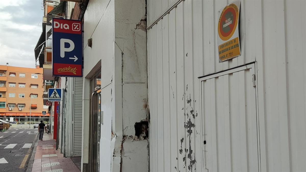 El camión de reparto se sitúa en una zona de la calle que causa estragos en el bloque de viviendas