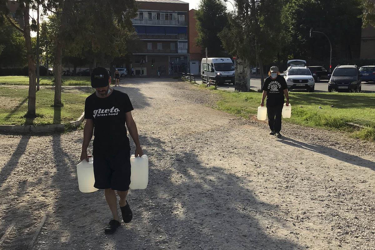 42 garrafas de agua han llevado al Parque de las Cruces para regar los árboles, donde reclaman la falta de mantenimiento por segundo año