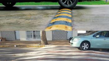 Vecinos por Majadahonda solicitó la sustitución de los resaltos de plástico ilegales en los pasos de cebra por badenes legales