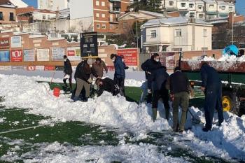 Ayudan con la retirada de hielo y nieve de los campos de césped de los equipos de Segunda B