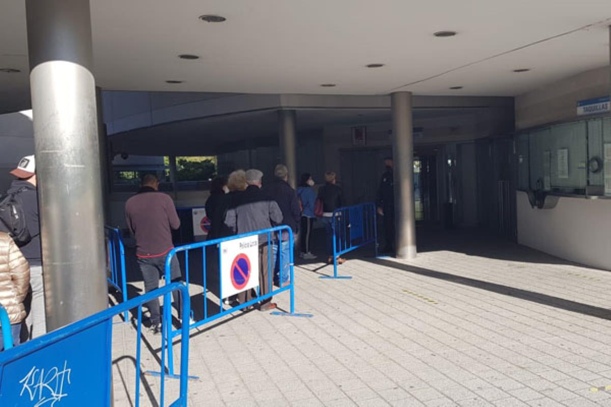Las personas citadas por la Comunidad de Madrid hacen cola para someterse a la prueba