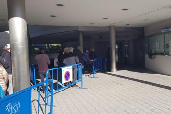 Las personas citadas por la Comunidad de Madrid hacen cola para someterse a la prueba
