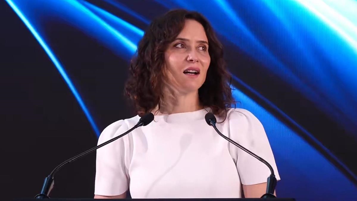 La presidenta madrileña adelanta el regreso a España ante los episodios vividos durante su viaje