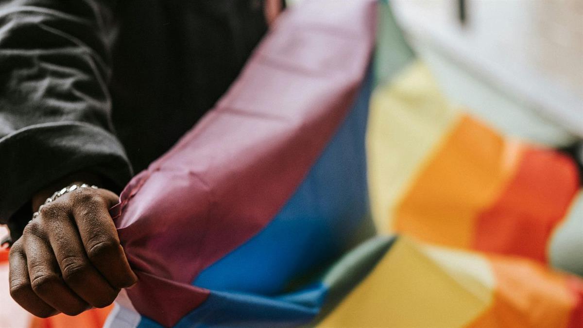 Además ha exigido a través de una moción justicia histórica para las víctimas LGTBIQ+ del franquismo