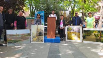 El concurso llenó ayer las calles de Villa de Vallecas de lienzos