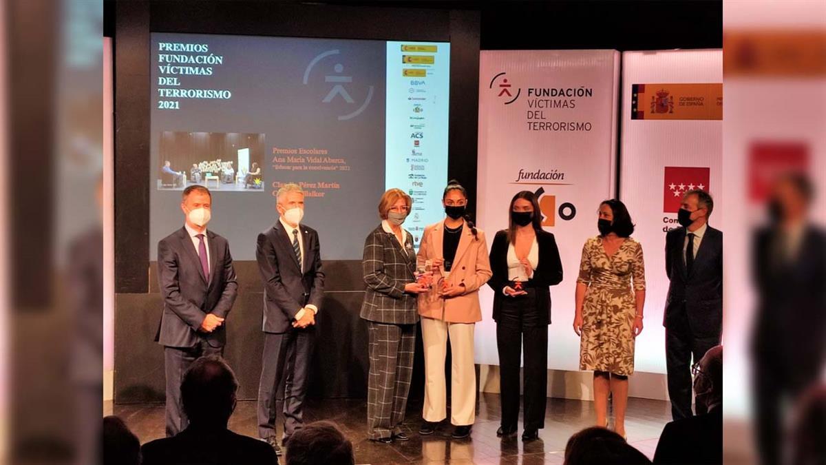 Por su permanente colaboración en actividades en defensa de su memoria 