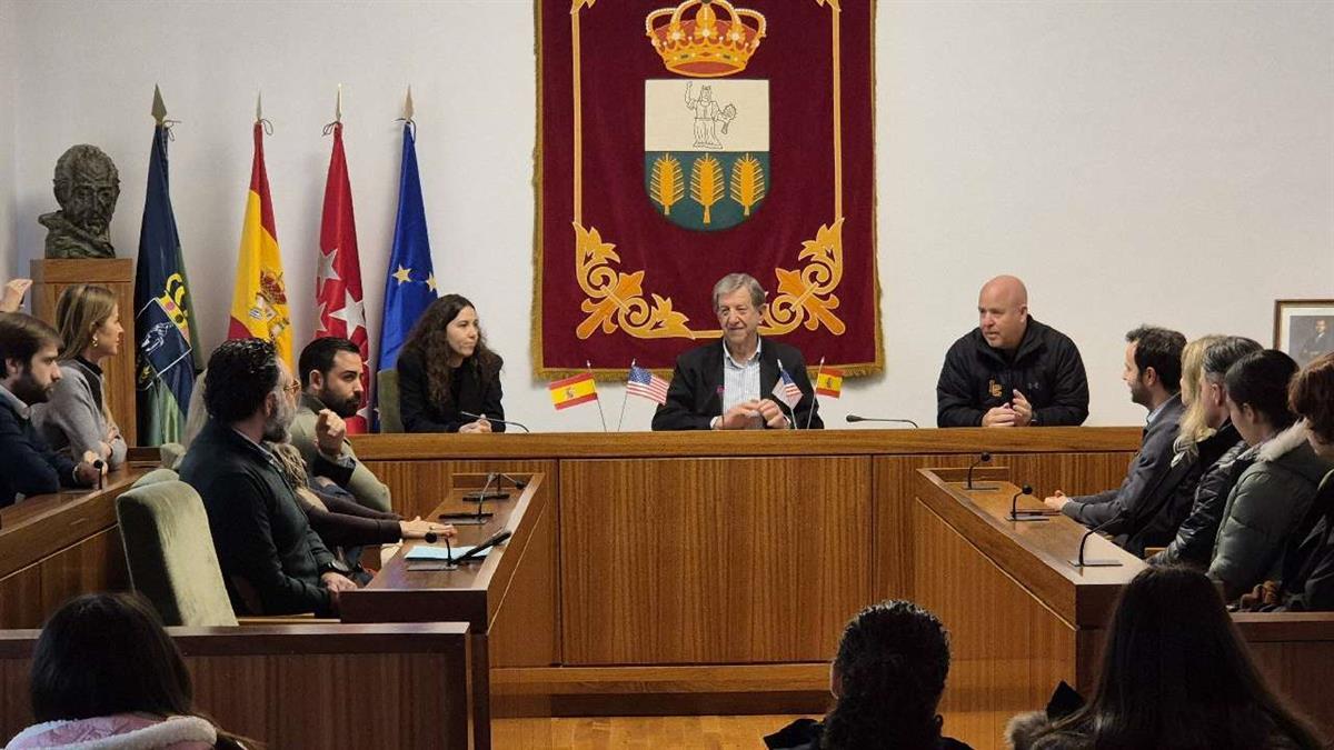 Doce estudiantes de California participan en actividades escolares y culturales en la ciudad