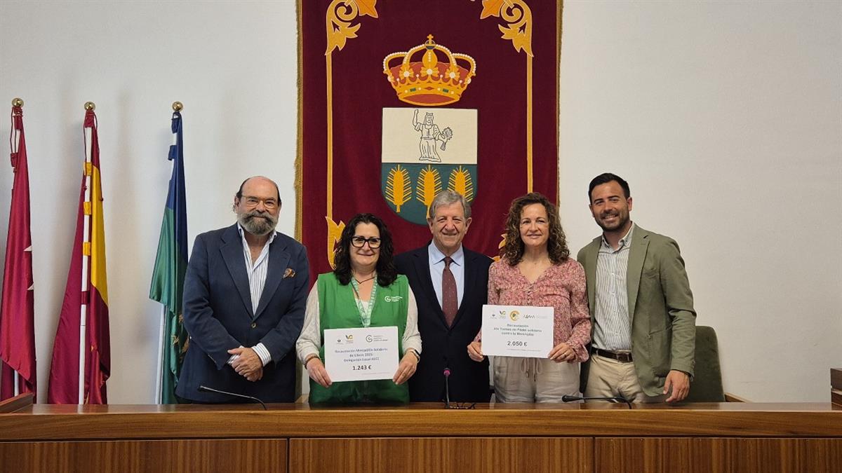 Entrega de la recaudación del Mercadillo Solidario de Libros y del Torneo de Pádel contra la Meningitis
