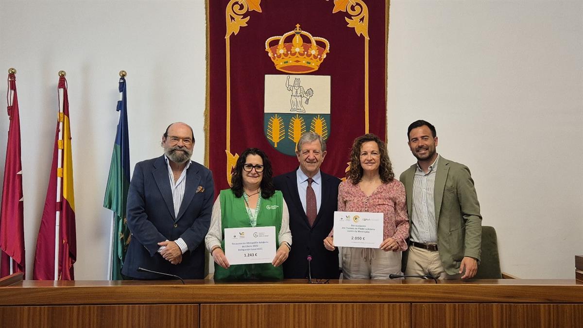 Entrega de la recaudación del Mercadillo Solidario de Libros y del Torneo de Pádel contra la Meningitis
