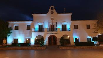 El Ayuntamiento de Villanueva se alumbró de azul por el Día Mundial del Autismo 