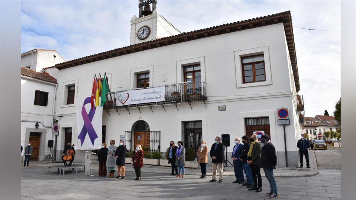 En el mismo, se han soltado palomas mensajeras en recuerdo de las mujeres asesinadas este año