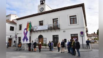 En el mismo, se han soltado palomas mensajeras en recuerdo de las mujeres asesinadas este año