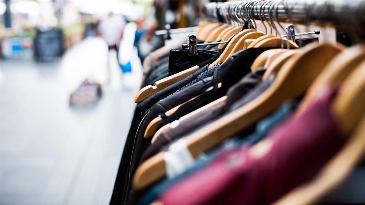 Más de quince comercios del municipio liquidarán artículos rebajados